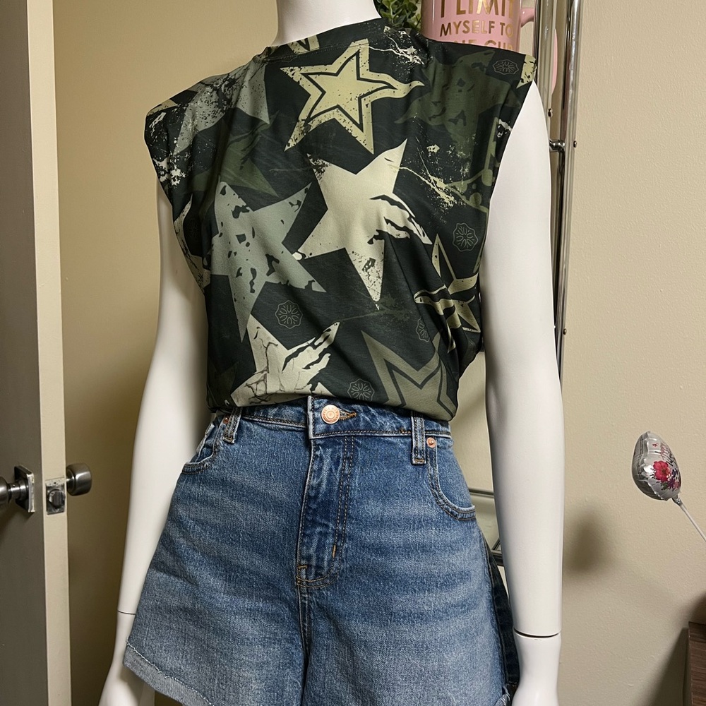 NWT - Bululu resort wear green star print sleeveless shoulder pads blouse